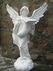 Статуя белого ангела 